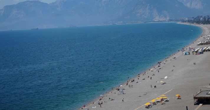 Antalya’da termometreler 28 dereceyi gösterdi, tatilciler denizin keyfini çıkardı