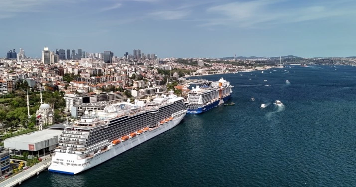 İstanbul boğazı’nda 2 dev kruvaziyer demirledi