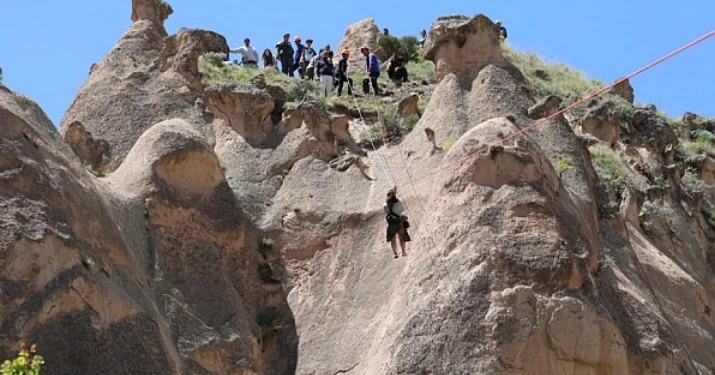 Nevşehir'de Sıcak Hava Balonu Peri Bacalarının Üzerine Güvenli İniş Yaptı